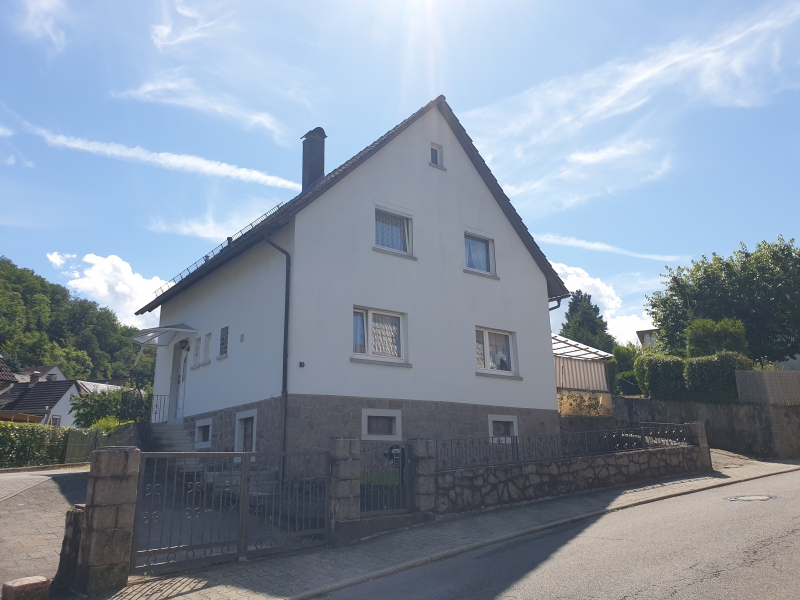 
	PROVISIONSFREI! Einfamilienhaus im 50er Jahre Charme mit Nebengebäude und Garage in guter Wohnlage
